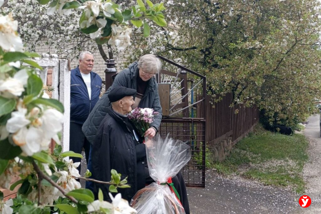 В День Победы 100-летнему ветерану из Клецкого района вручили новый паспорт