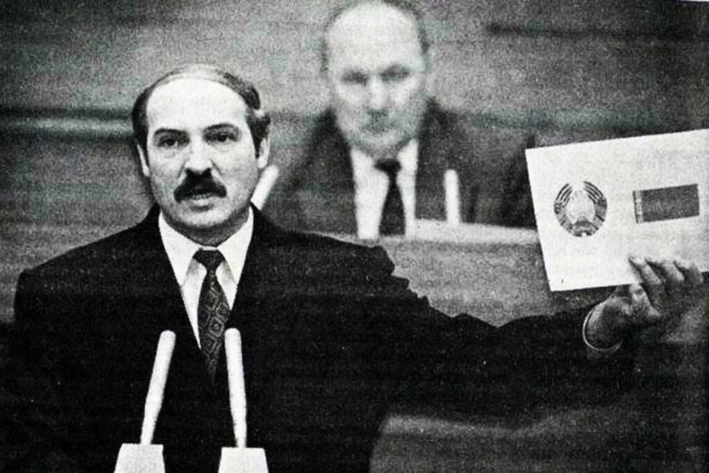 Почему белорусы выбрали не БЧБ, а красно-зеленый флаг? Правда о референдуме 1995 года