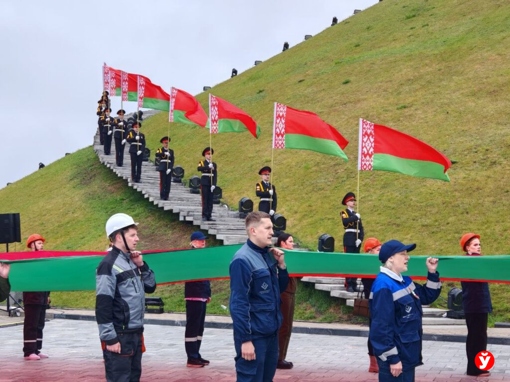100-метровый флаг Беларуси пронесли к легендарному «Кургану Славы»: 200 человек в едином строю