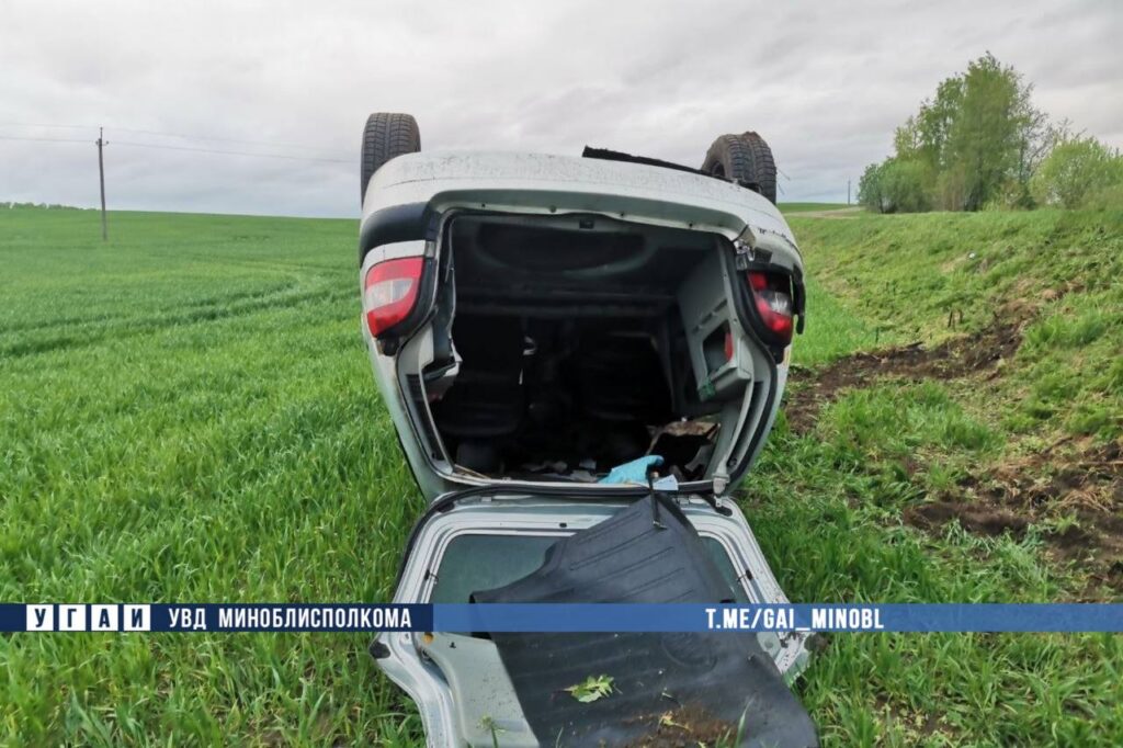 В Смолевичском районе пьяный 68-летний водитель на Renault съехал в кювет и опрокинулся