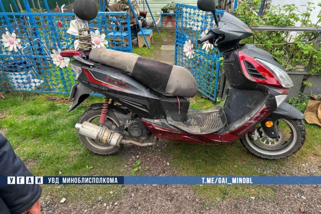 В Борисове 74-летний водитель мопеда опрокинулся на проезжую часть и пострадал