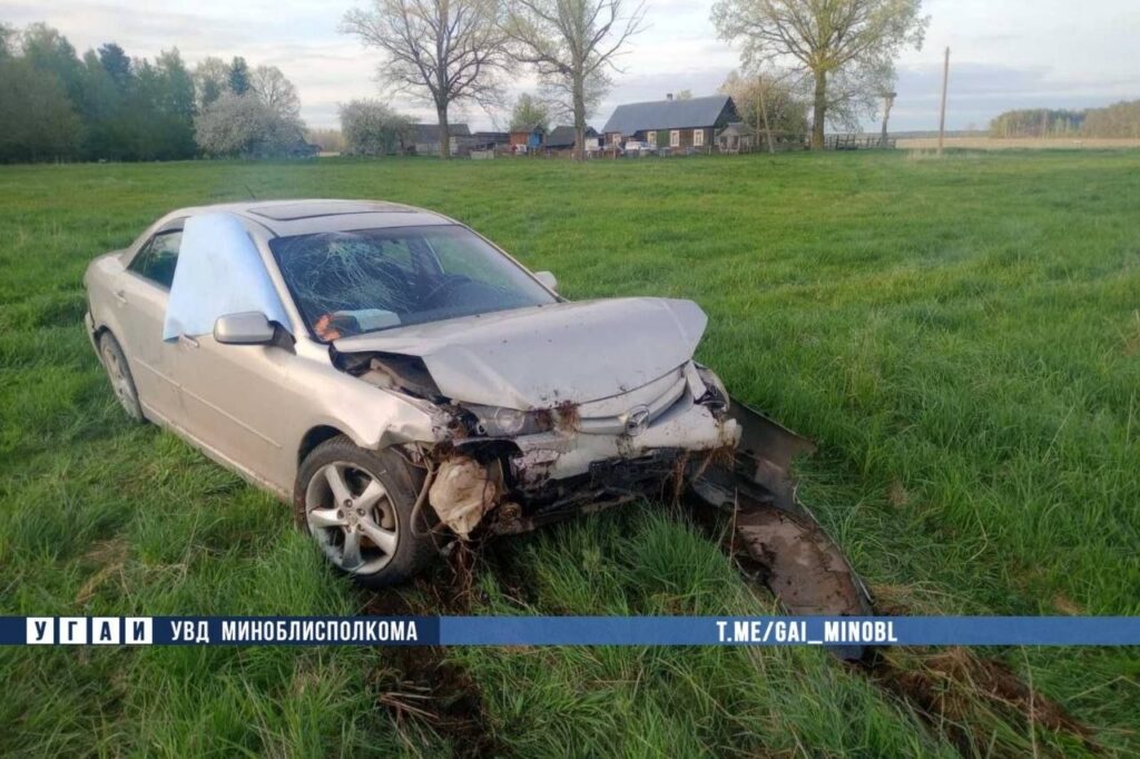 В Молодечненском районе Mazda съехала в кювет и упала в мелиоративный канал