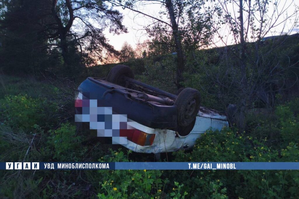 В Клецком районе Audi опрокинулась в кювет – водитель и пассажир в больнице