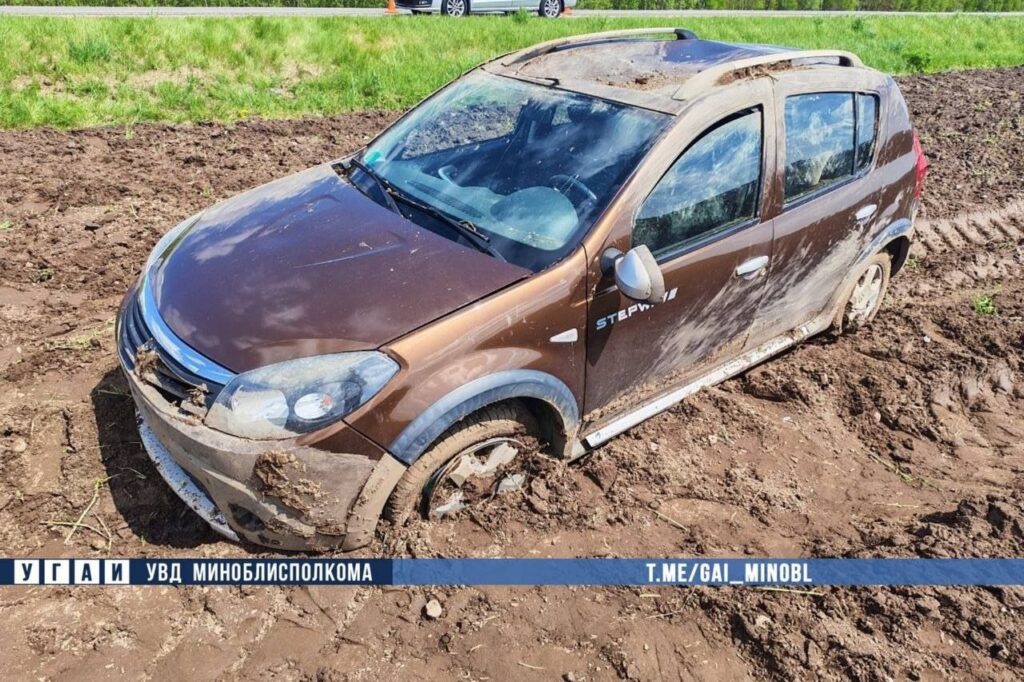 Под Вилейкой 80-летний водитель на Renault не справился с управлением и вылетел в кювет