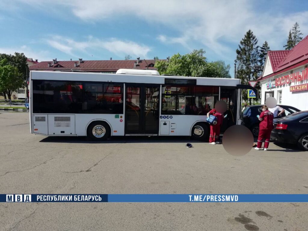В Чаусах самопроизвольно поехал автобус – погибли пожилые супруги