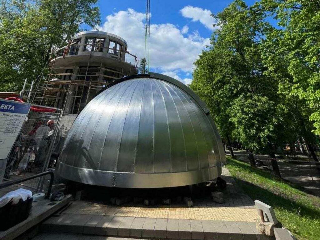 На обсерватории Минского планетария установили вращающийся купол с электроприводом