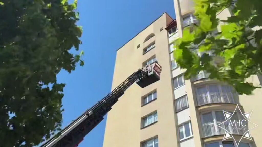 В Жодино двухлетний ребенок оказался один заперт в квартире на седьмом этаже