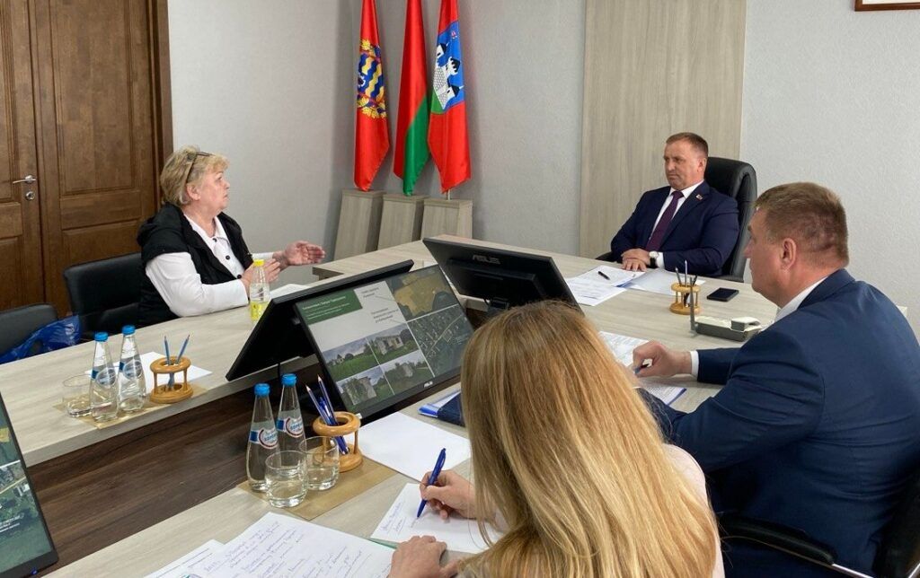 Шум из кафе, проблемы с землёй и жильём: на что жаловались жители Мядельского района
