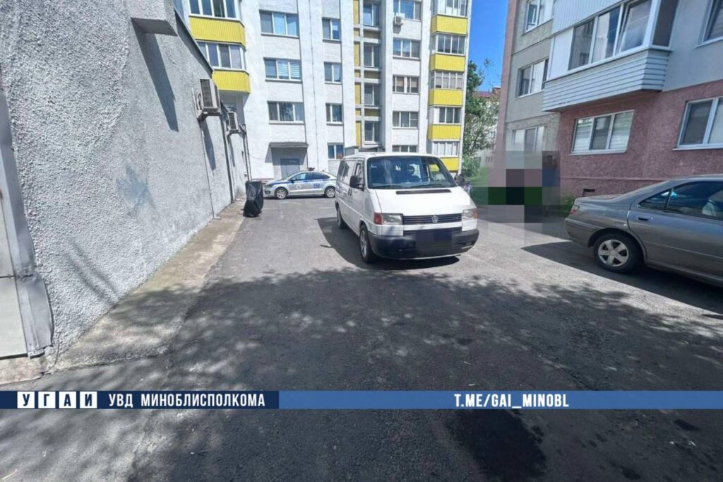 Пожилой пешеход погиб под колесами микроавтобуса в Солигорске – водитель сдавал назад