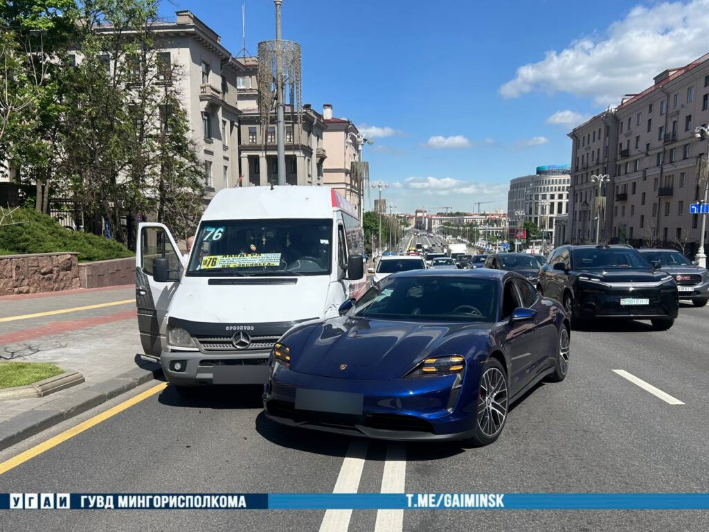 В центре Минска столкнулись Porsche и маршрутка