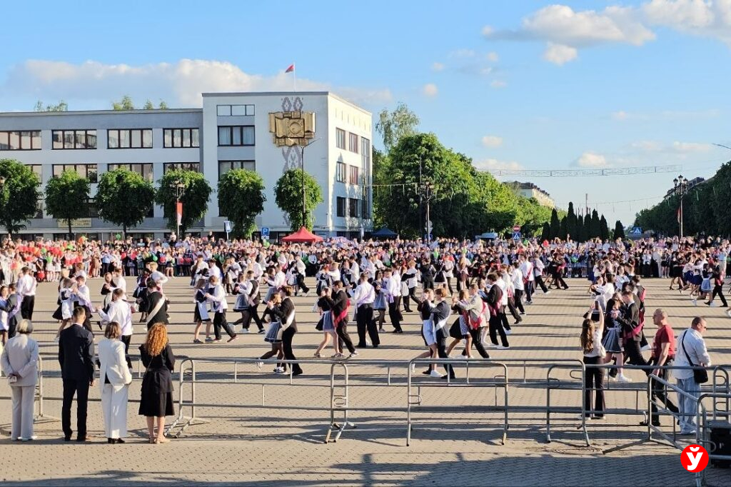 Более ста пар выпускников одновременно станцевали вальс в Борисове
