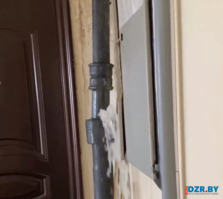 В Дзержинске чуть не затопило подъезд многоэтажки – коммунальщики нашли причину