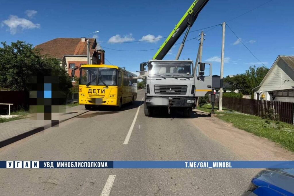 ДТП со школьным автобусом: в Щомыслице автокран зацепил МАЗ с детьми