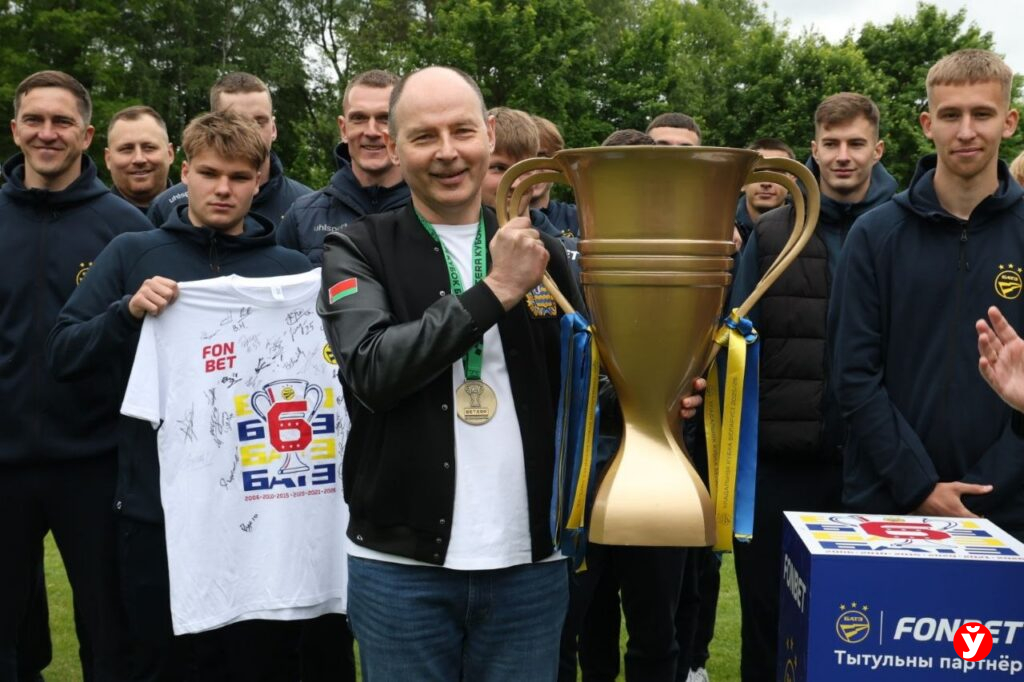С чемпионскими почестями. Кушнаренко наградил чемпиона Кубка Беларуси ФК «БАТЭ»