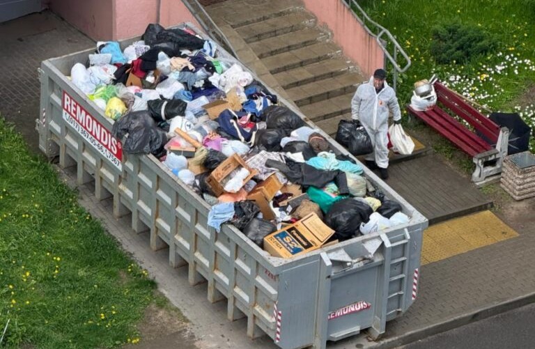 Минчане увидели людей в защитных костюмах и контейнер у дома: что произошло на самом деле