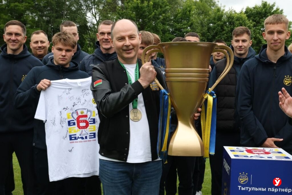 С чемпионскими почестями. Кушнаренко наградил чемпиона Кубка Беларуси ФК «БАТЭ»