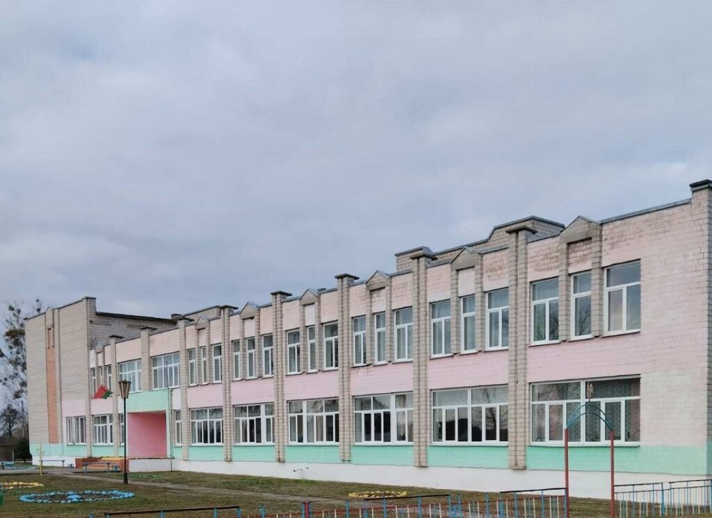 Деревенскую школу в Гомельской области продают по цене обучения двух человек в Гарварде