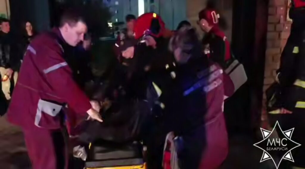 Мужчину из горящей комнаты спасли в Вилейке