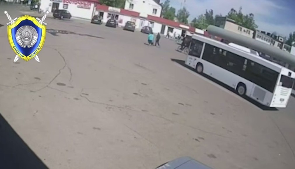 В Чаусах самопроизвольно поехал автобус – погибли пожилые супруги