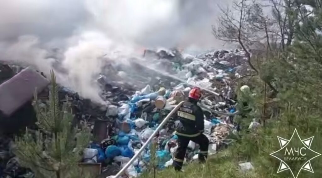 Мусорный полигон тушат в Несвижском районе