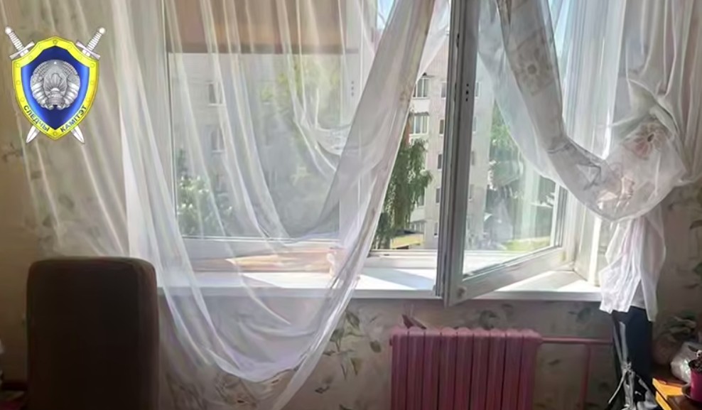 Двухлетняя девочка выпала с 5 этажа в Слониме