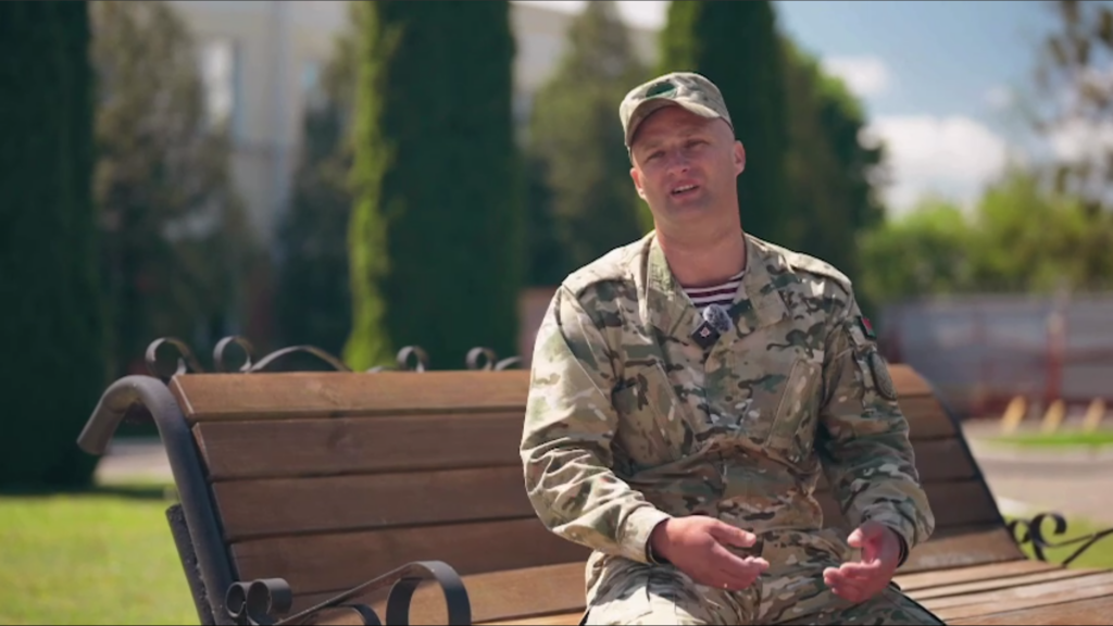 Как военнослужащий спас троих детей из горящей квартиры в Барановичах