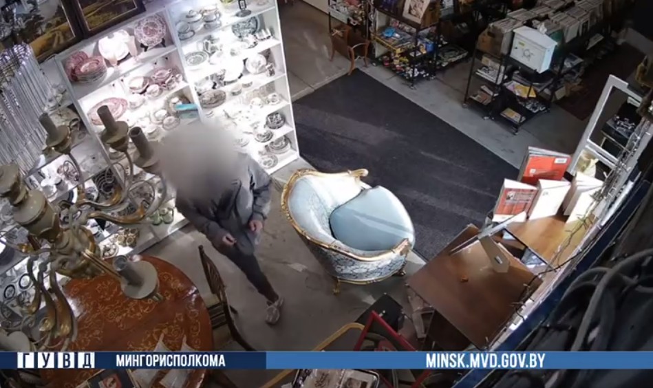 Житель Минской области украл лупу из антикварного магазина за 500 рублей, а потом выбросил от стыда