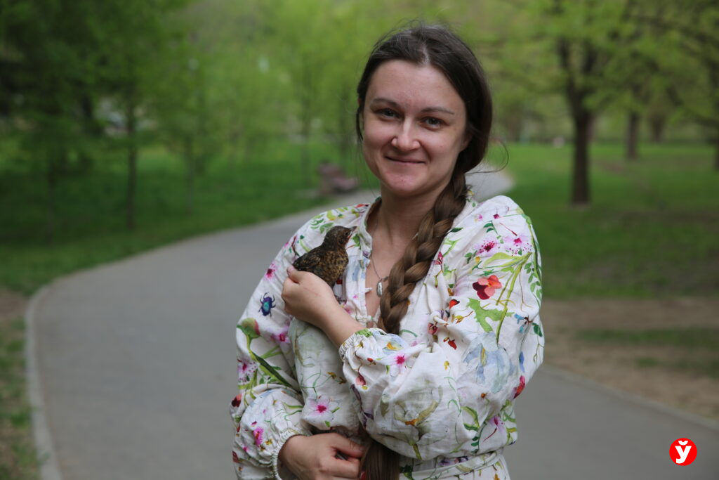 Слепой дятел, ручной дубонос и синица после онкологии: как минчанка спасает десятки птиц в трёшке