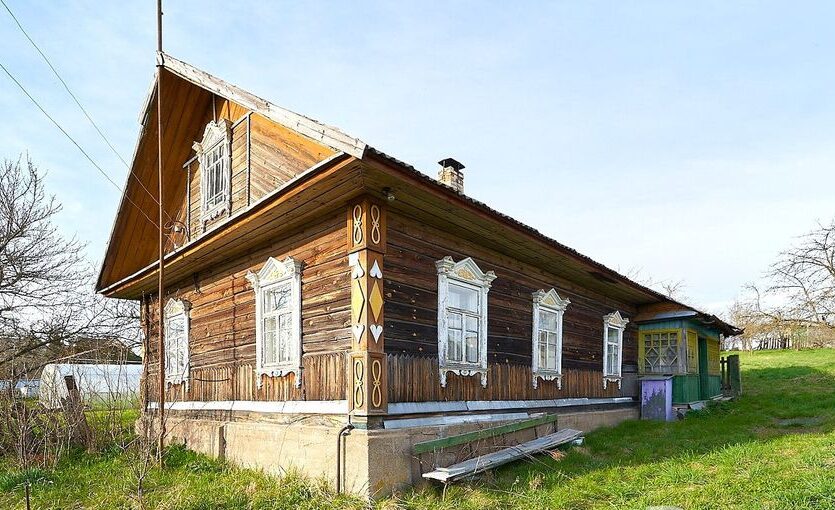 В Пуховичском районе продают крепкий деревенский дом с двумя участками. Узнали цену
