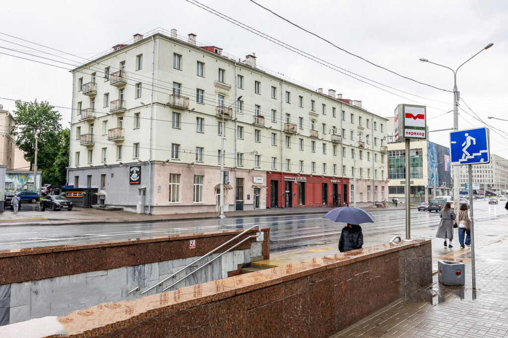 В Минске продают стильную сталинку с дизайнерским ремонтом и советской мебелью. Посмотрите, как она выглядит