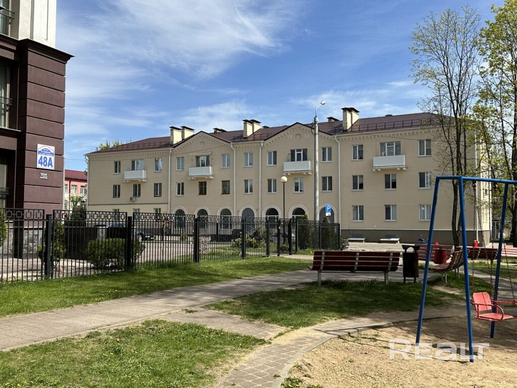 Недалеко от Комаровки продают стильную двушку сталинского типа – цена приятно радует