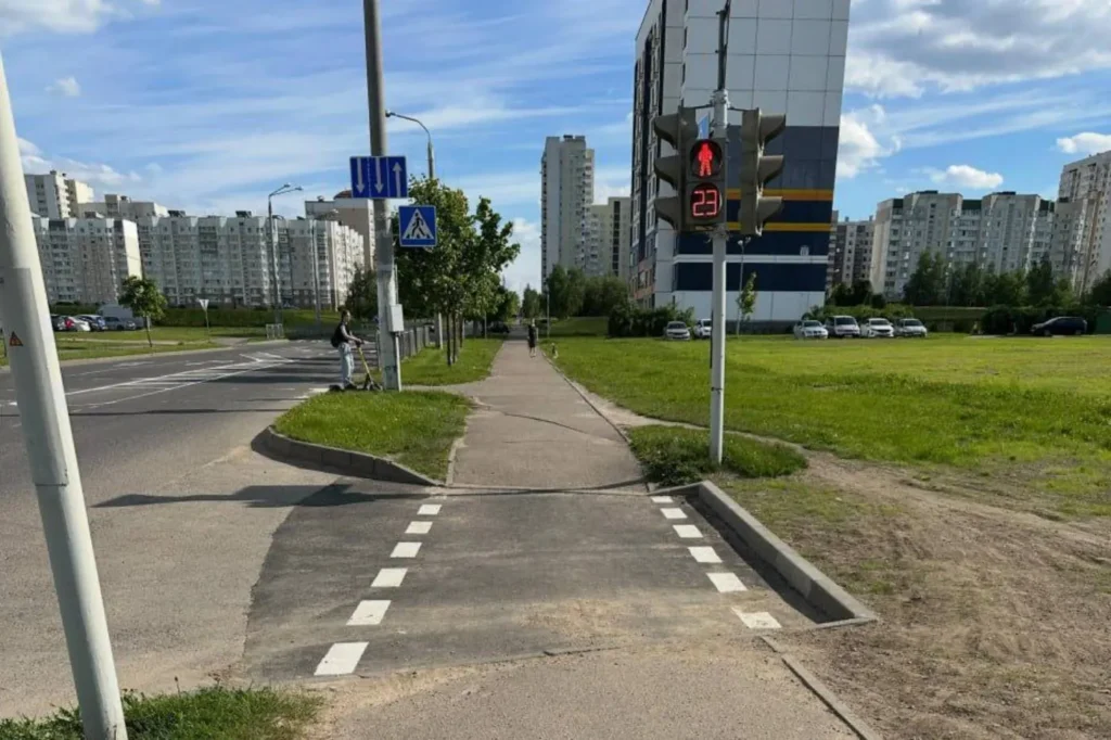 В Минске нашли пешеходный переход «в никуда». Выяснилось, почему он до сих пор работает