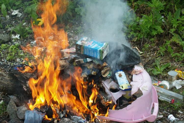 Жители Мяделя жалуются на дым от сжигания пластика, за это грозит штраф до 30 базовых