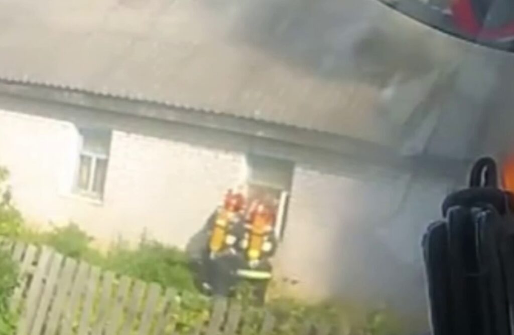В Клецке спасатели через окно эвакуировали женщину из горящего дома