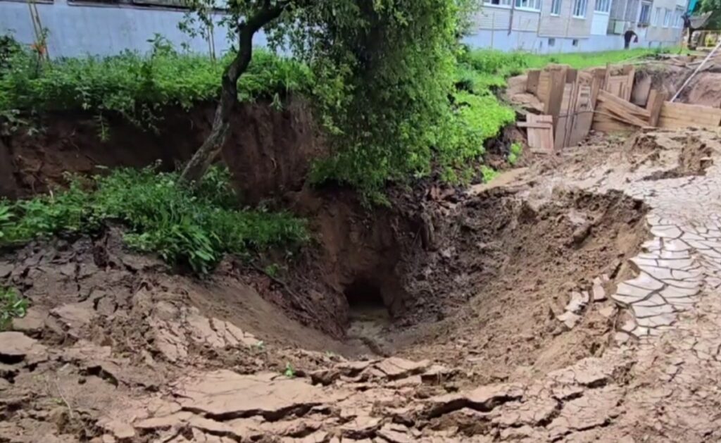 В Витебске просел грунт рядом с домом – жильцов решили временно отселить