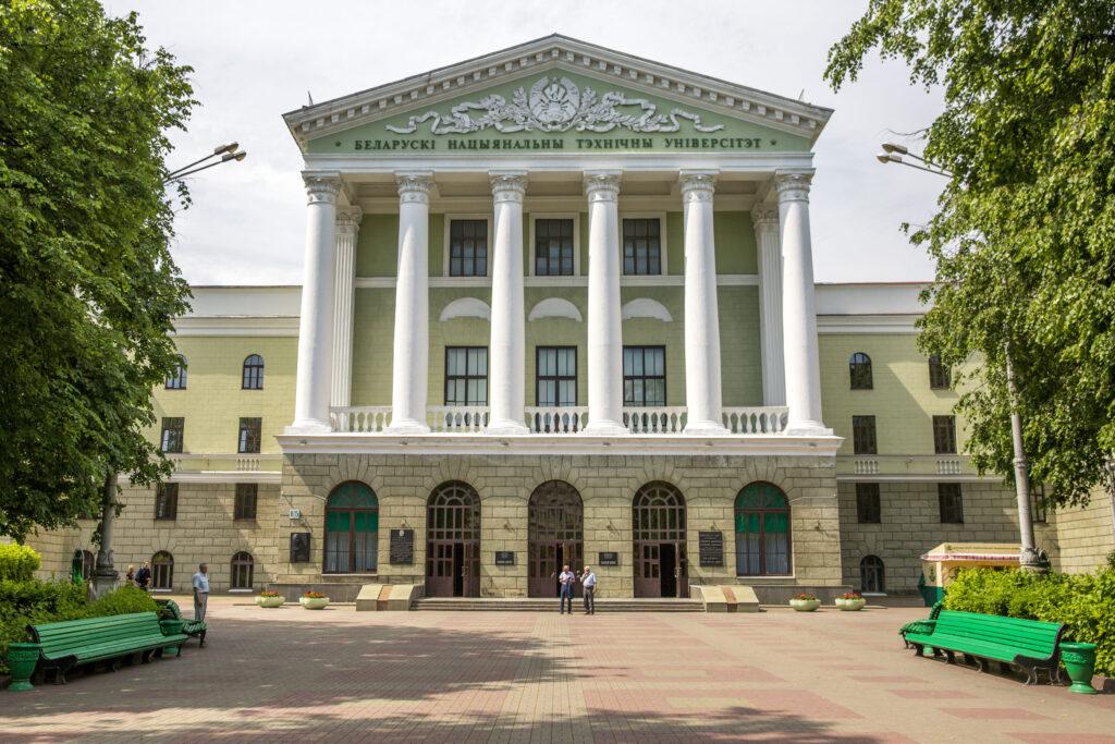БНТУ запускает электронную очередь для абитуриентов – как теперь подавать документы