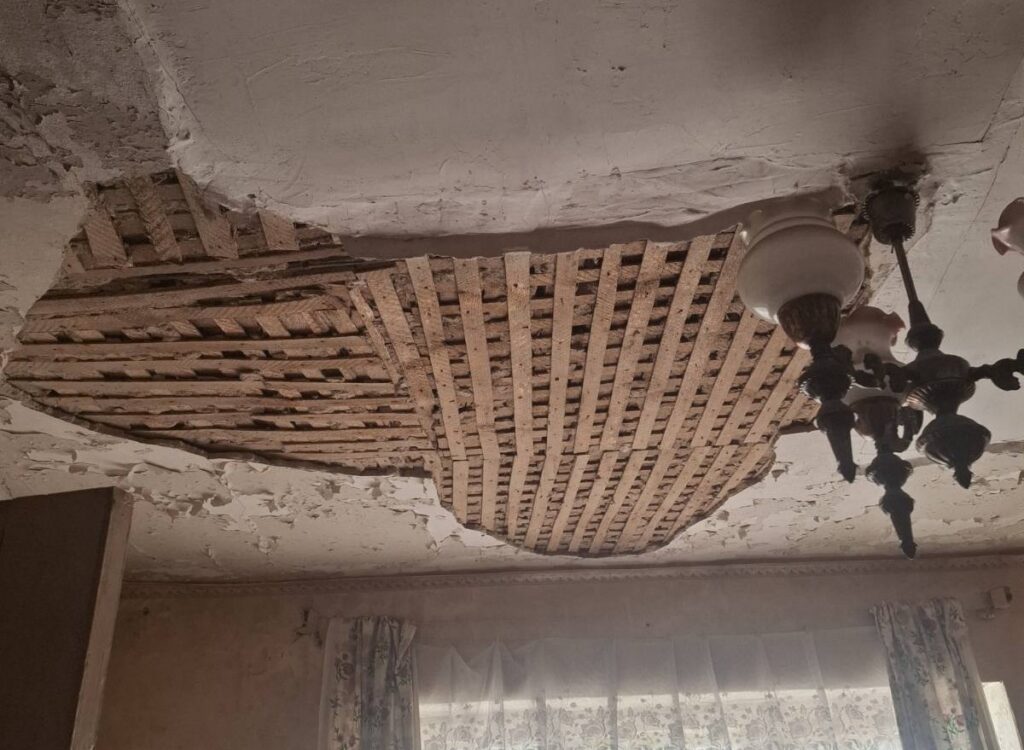 Жительница Логойского района недовольна квартирой в аварийном состоянии. Разобрались в проблеме