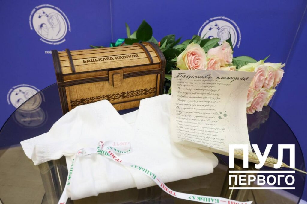 «Бацькава кашуля» для новорожденного. В Беларуси появилась новая семейная традиция