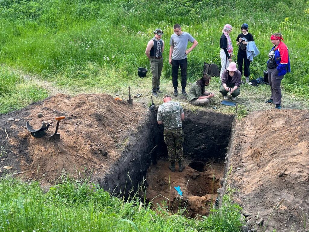 Археологи нашли серебряное кольцо и пролили свет на историю Городища под Минском