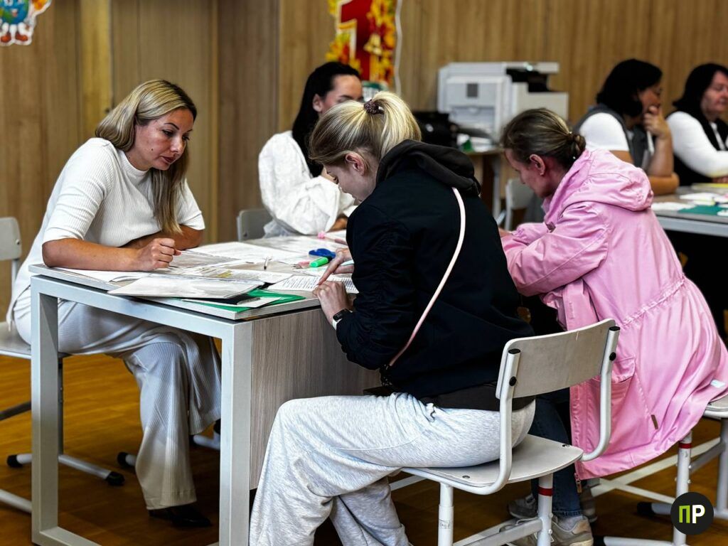 Очередь в школе Новой Боровой исчезла к обеду: как проходит запись будущих первоклассников