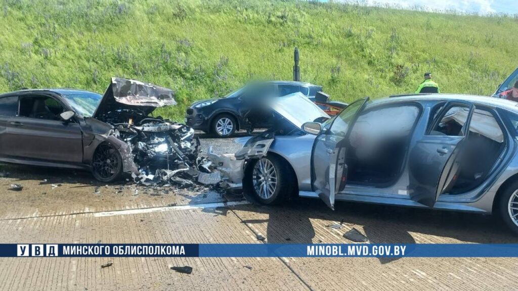 Под Минском BMW выехал на встречку и столкнулся с Audi – один человек погиб, четверо пострадали
