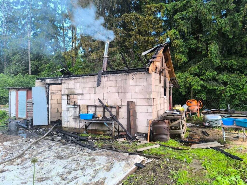 Под Смолевичами горела баня, а дачник получил тяжёлые ожоги при сжигании мусора