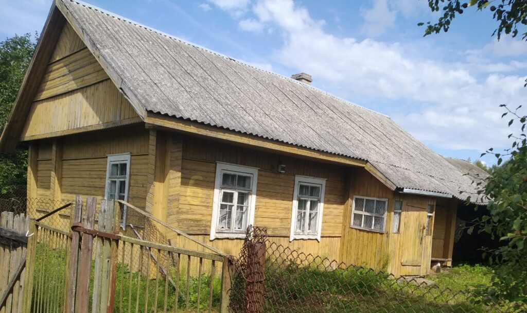 В Островецком районе выставили на торги три деревенских дома