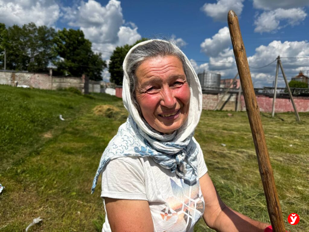 Бабушка 8 внуков держит корову в Березино – узнали, что ее мотивирует