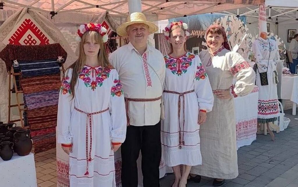 Ярмарки, фотозоны и лотерея: районы Минщины представили яркую программу на Кургане Славы