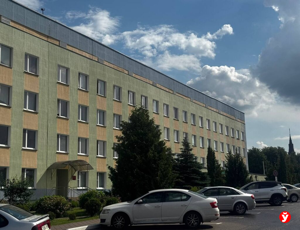 В Столбцах пожаловались на духоту и очередь: что ответили в райбольнице