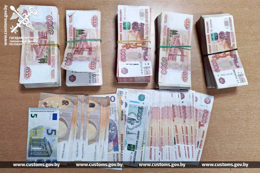 Скрыла десятки тысяч долларов в багаже: на границе в Бресте возбудили уголовное дело