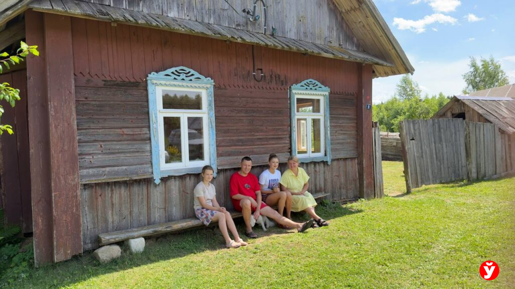 Дом за 40 рублей и жизнь с нуля: как минчане нашли деревенское счастье в Крупском районе