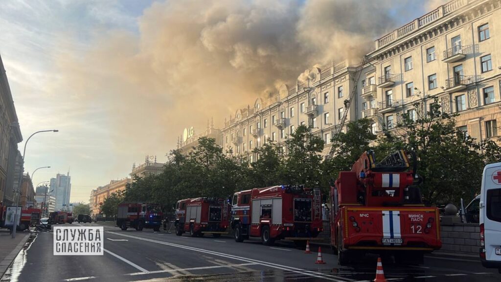 Пожар в центре Минска: огонь охватил крышу жилого дома на улице Ленина