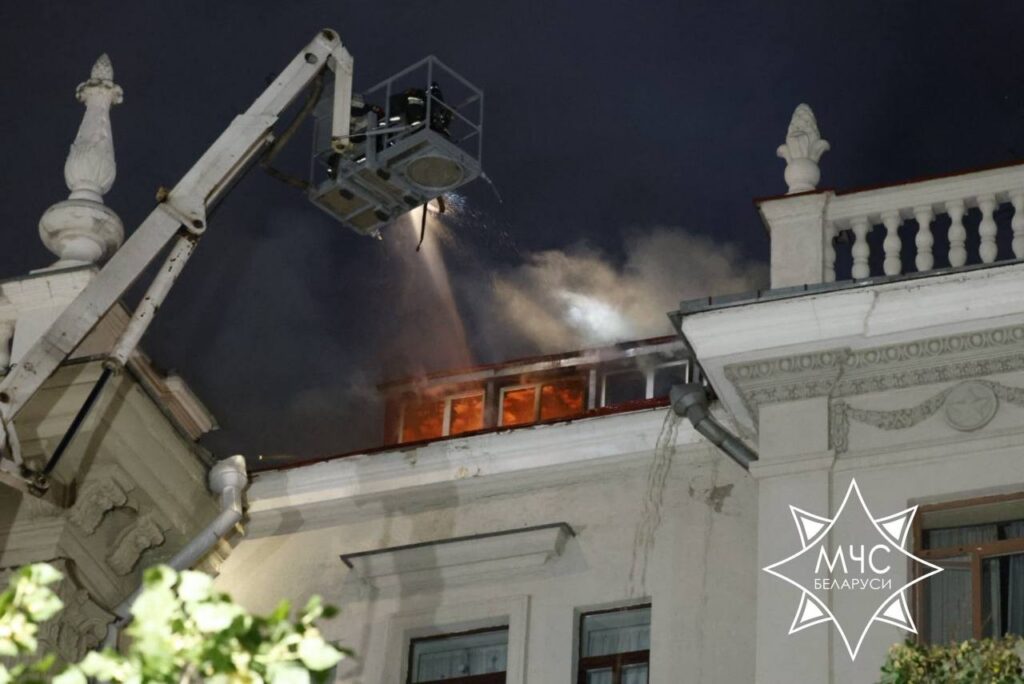 Жильцов горевшего дома в центре Минска разместят в общежитии